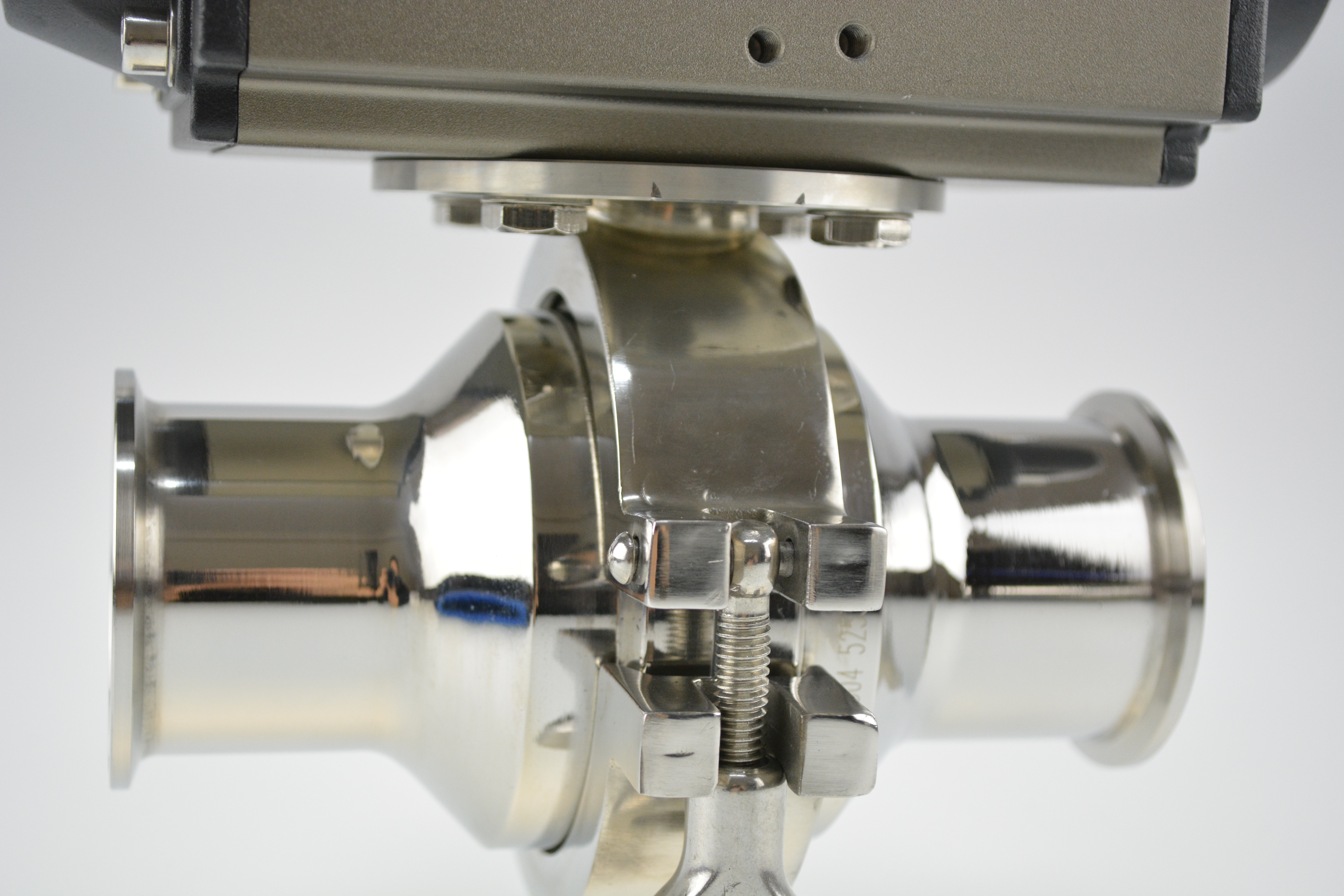 Stainless steel actuator intermediate clamp non-retention ball valve