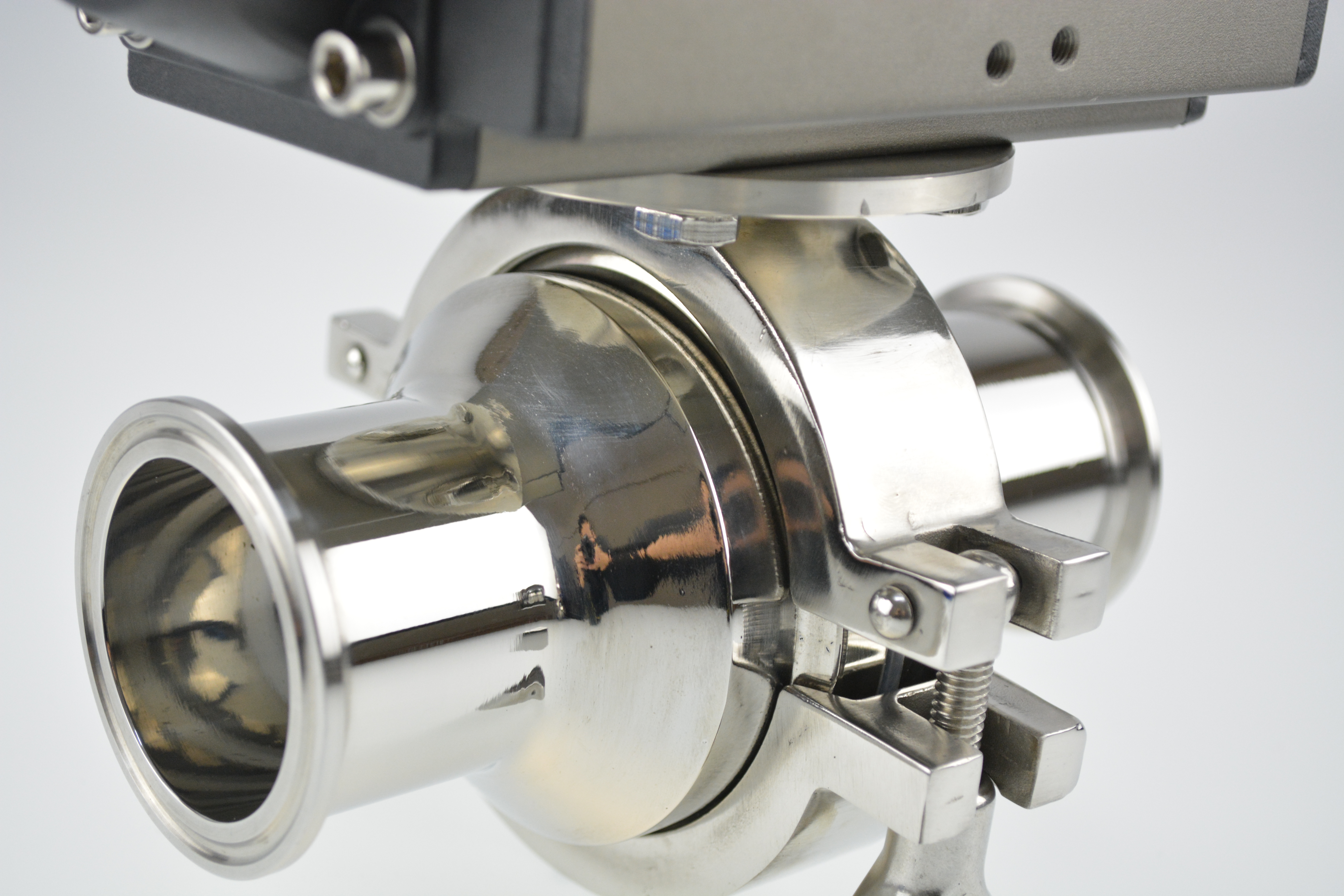 Stainless steel actuator intermediate clamp non-retention ball valve